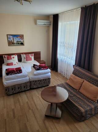 Гостиница Елена Анапа Стандартный номер с 2 односпальными кроватями и диваном-2