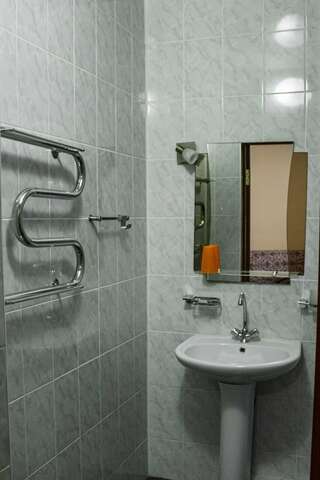 Гостиница Елена Анапа Стандартный номер с 2 односпальными кроватями и диваном-8