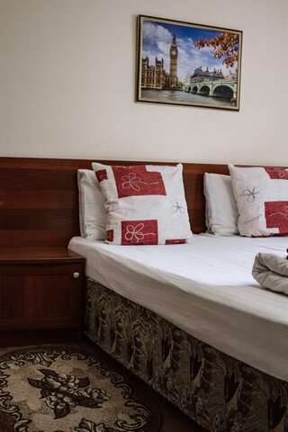 Гостиница Елена Анапа Стандартный номер с 2 односпальными кроватями и диваном-5