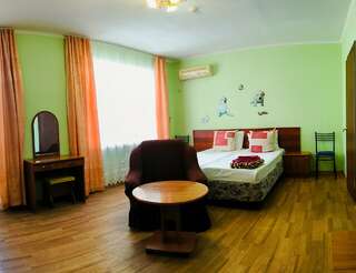 Гостиница Елена Анапа Стандартный трехместный номер-1